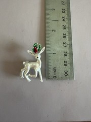 Vtg Gerry’s Enamel Reindeer Brooch Pin White Iridescent Holly Berries Metal 1.5″