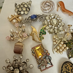 Vintage To Now Lot Of 18 Unsigned (1 signed) Gorgeous Brooch & Pin
