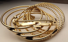 VTG 1950’S GOLD TONE OPEN 8 RING SPIROGRAPH RED CRYSTAL RHINESTONE PIN BROOCH 2″