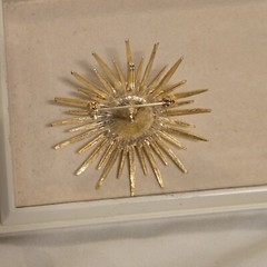 Vtg Starburst Goldtone Green Marble Plastic or Lucite Stone Star Brooch Pendant