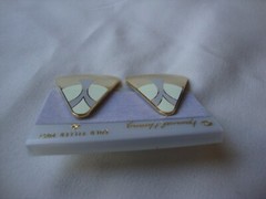 VINTAGE 1970s SAMUEL HUANG CLOISONNE RETRO ABSTRACT GRAY & WHITE ENAMEL EARRINGS