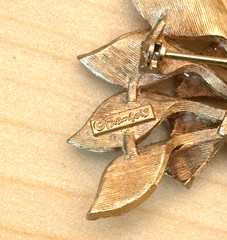 Vintage Brushed Goldtone Signed Coro Francois Ribbon Bow Pin-2”