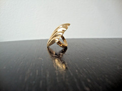 VTG 1970s SCALLOPED SEASHELL GOLD TONE HINGED W/ SAFETY CATCH DRESS/SCARF CLIP