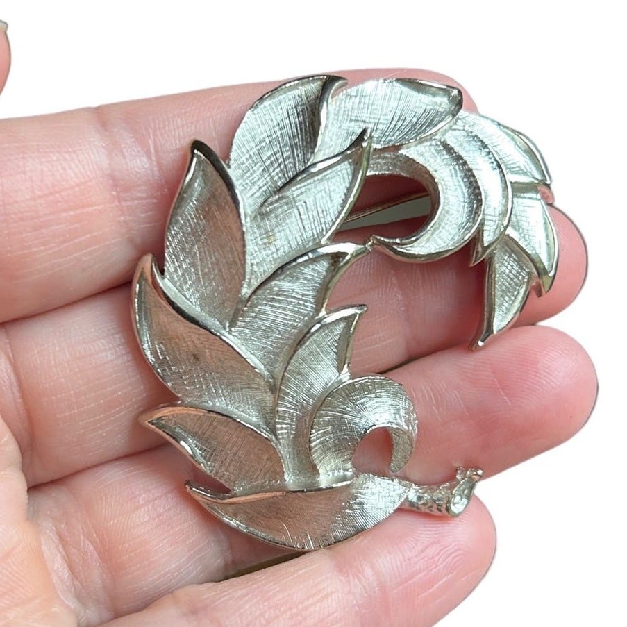 Vintage STAR Brand Matte Textured Gold Tone Leaf Circle Brooch Pin