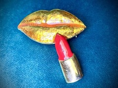 Amazing Graphic Pop Art Golden Lips & Red Lipstick Vintage Brooch