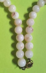 Vintage CREAMY WHITE w/ BROWN SWIRLS Colored Lucite Beaded Choker Necklace