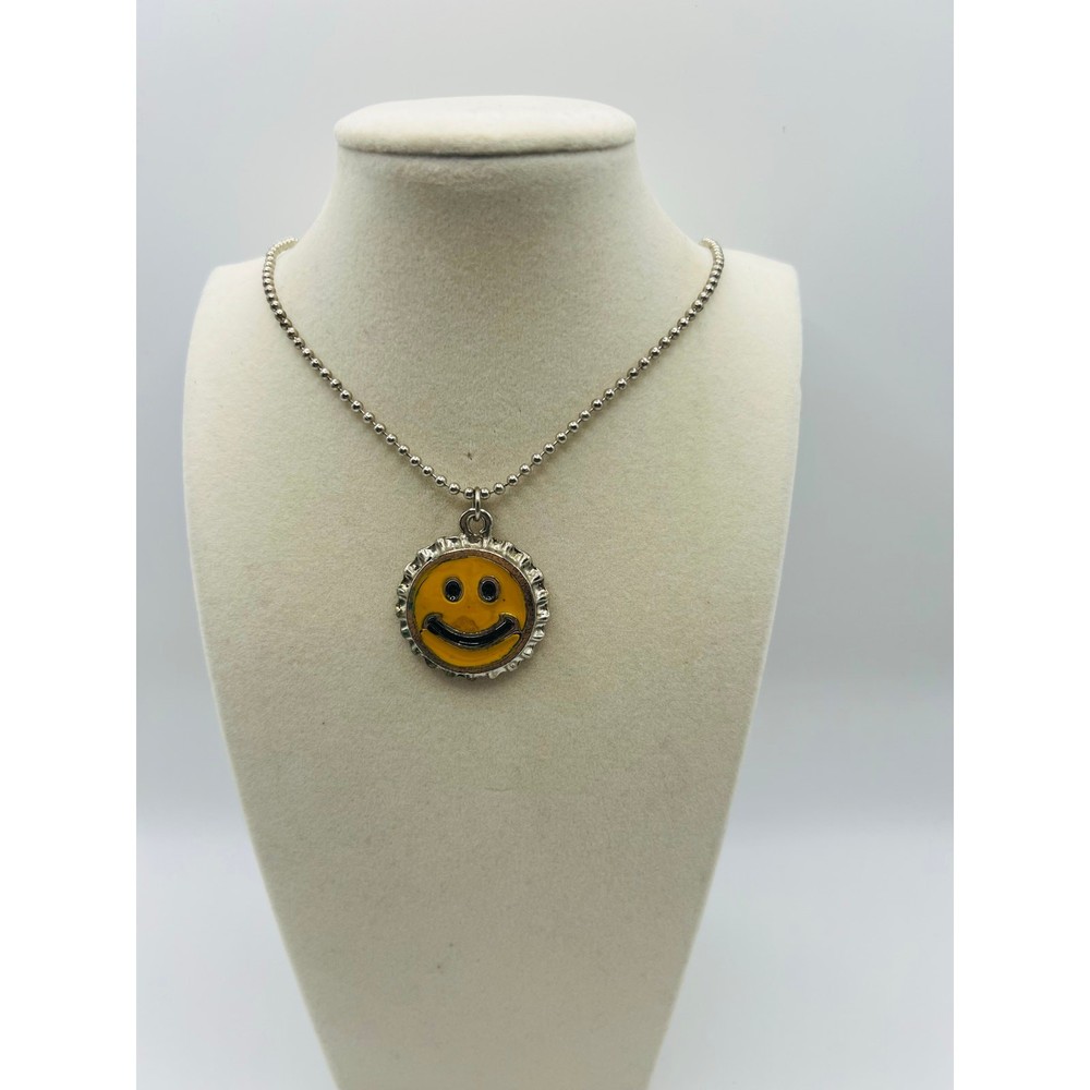 Vintage Y2K Smiley Face Bottle Cap Necklace – Made in Korea – 90s Retro Pendant