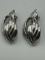 Vtg TRIFARI SILVER TONE ABSTRACT CLIP ON EARRINGS 1 1/8” Swirl Classic Ribbed