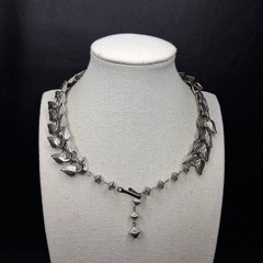Vintage Grooved Leaves Necklace Silver Tone. 16.821