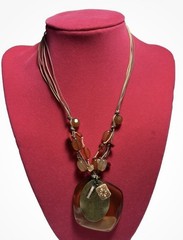 2008 AVON NOS NEW DECORATIVE HONEY COLORED GIFT SET NECKLACE & EARRINGS IN BOX