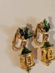 Vintage Holiday Ivy Clip on Earrings