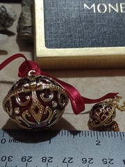 Monet 2008 Keepsake Jewel Box w/Star Ball Charm Pendent Necklace Gold -Tone Red
