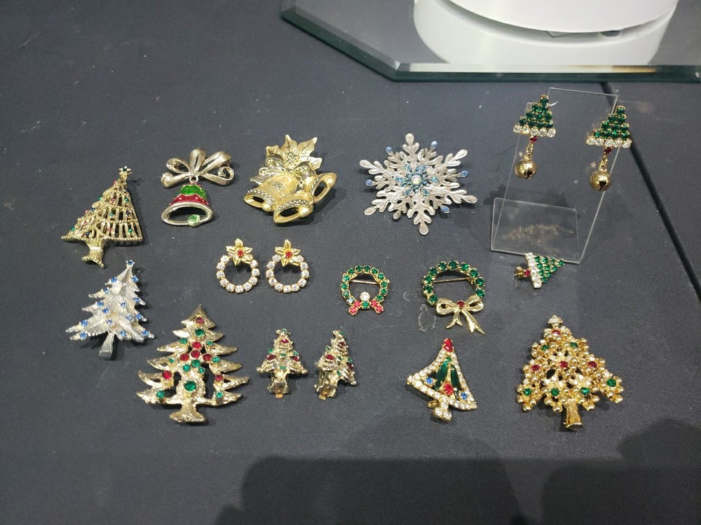 14 pc lot vtg jewelry Brooches pins earrings Christmas Trees wreath rhinestones