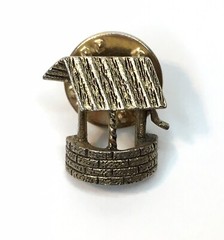 Vintage Wishing Well Gold Tone Textured Lapel Pin