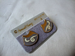 VINTAGE SAMUEL HUANG DESIGNER CLOISONNE RETRO ABSTRACT FAN WHITE & GRAY EARRINGS