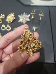 14 pc lot vtg jewelry Brooches pins earrings Christmas Trees wreath rhinestones