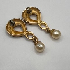 Vintage Casual Corner Dangle Earrings Faux Pearl Elegant Gold Tone