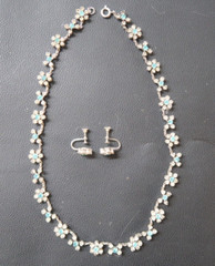 1940s COSTUME JEWELRY FLORAL NECKLACE MATCHING SCREWBACK EARRINGS 15 INCH LENGTH