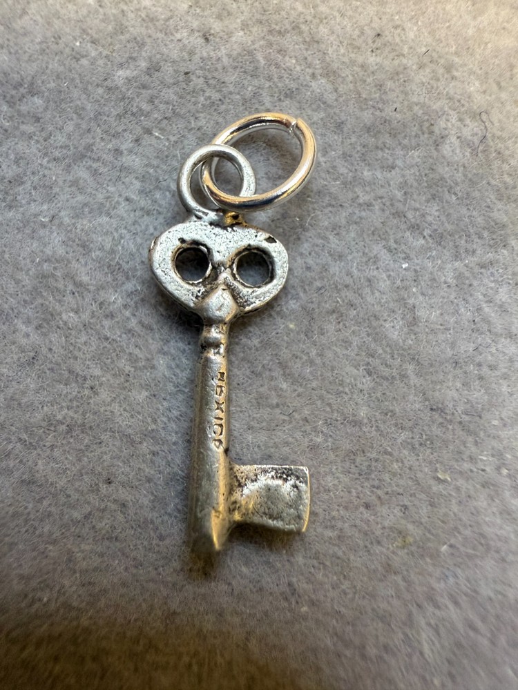 Vintage Mexican Old-Fashioned Key Sterling Silver Spring Ring Charm Pendant 6276