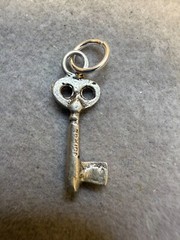 Vintage Mexican Old-Fashioned Key Sterling Silver Spring Ring Charm Pendant 6276