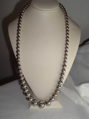 VINTAGE SILVER PLATED METAL BEAD CHAIN STRUNG NECKLACE 24″