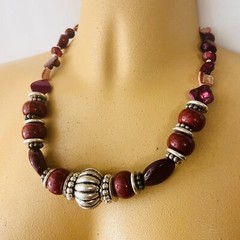 Vintage Lucite Necklace Wine Red Burgundy Silver Chunky Beads Shell PRETTY 1401