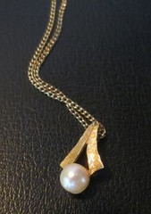 PEARL PENDANT NECKLACE Yellow Gold Tone Elegant Setting 1950s Dainty Tiny Links