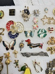 Estate Find Lot Of Assorted Pins/Brooches.