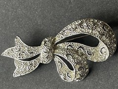 Vtg. Brooch Silver Tone Filagree Bow Ribbon Pin Jewelry Deco Cocktail Career