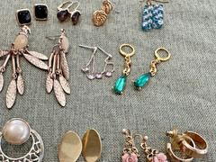 LOT OF 100+ VINTAGE GOLD TONE EARRING PAIRS FOR PIERCED EARS N189