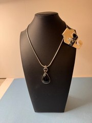 NAPIER Necklace and earrings set Women’s Vintage 18 in ext. 3.25 in