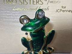 Vintage Bobblehead Frog Brooch Two Sister MEDICI