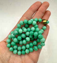 GREEN PEKING GLASS FAUX JADE BEADS NECKLACE HAND KNOTTED ART DECO CLASP 22″ LONG