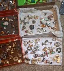 COSTUME JEWELERY LOT 200 + PIECES SOME SIGNED IN GOOD TO VERY GOOD CONDITION