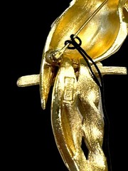 NOS NWT 1960’S CROWN TRIFARI GOLD PLATED CABOCHON PARROT TROPICAL BIRD BROOCH