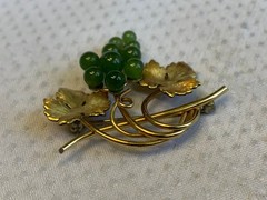 Vtg Gold Filled Krementz Grape Cluster Brooch 7.48g Jewelry Jade Look Stones Pin