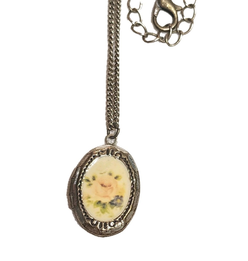 Vintage Pink Rose Resin Oval Locket Pendant Necklace Silver Tone Flower Retro