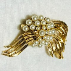 Vintage Signed ART Gold Tone Faux Pearl Floral Brooch/Pin B146