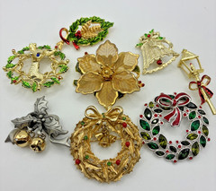 Vintage Christmas Brooch Pin Lot ART KC Wreath Bells Reindeer Flower 8 Pc Read