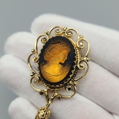 Vintage Whiting & Davis Amber Glass Hologram Cameo Brooch Tassel Gold Tone Pin
