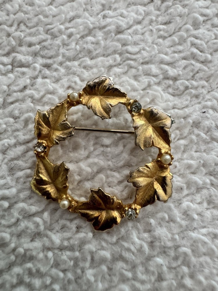 Vintage 1960s Gold Tone Ivy Leaf Wreath Brooch Pin Faux Pearl Rhinestone 1.25”