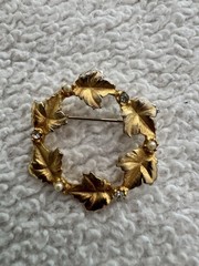 Vintage 1960s Gold Tone Ivy Leaf Wreath Brooch Pin Faux Pearl Rhinestone 1.25”