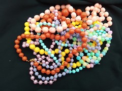 7 LOT A VINTAGE ESTATE COLORFUL MIXEED VARIETY BEADED STRUNG NECKLACES 1 KNOTTED