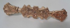 VICTORIAN GOLD SHIELD BAR PIN WITH GREAT DETAIL ON TOP LENGTH 2,5: C CLOSURE