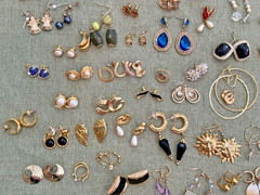 LOT OF 100+ VINTAGE GOLD TONE EARRING PAIRS FOR PIERCED EARS N189