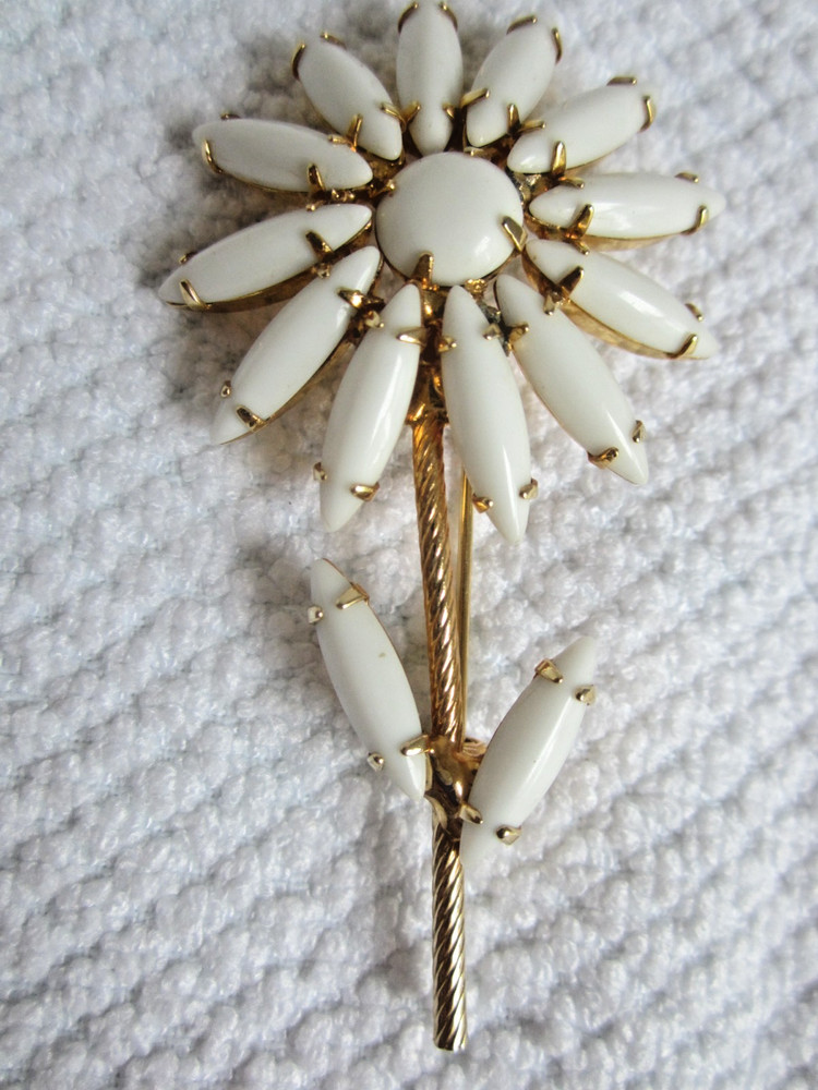 Vtg Signed Napier White Milk Glass Flower Brooch Prong Set Stones Textured Stem