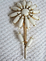 Vtg Signed Napier White Milk Glass Flower Brooch Prong Set Stones Textured Stem