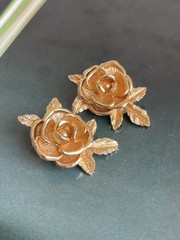 Village Sarah Coventry ” American Beauty” Rose Clip-on Earrings Gold Tone 1961