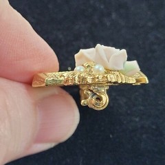 Golden Picnic Basket Pin w Pink Porcelain Roses & Faux Pearls VTG 1990’s 1.25″