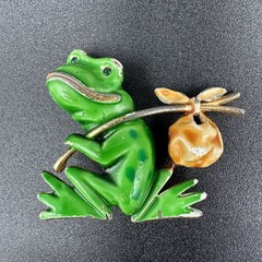 Vintage Anthropomorphic Lind-Gal LG Hobo Frog Brooch Pin Signed Green Knapsack